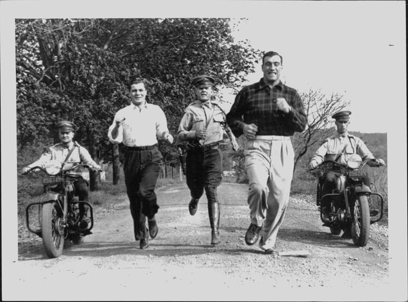 In questa immagine del 1934, ambientata nelle campagne del New Jersey, Carnera procede nell’allenamento scortato dalla polizia, misura precauzionale per scongiurare il timore di rapimenti (Archivio La Gazzetta dello Sport)